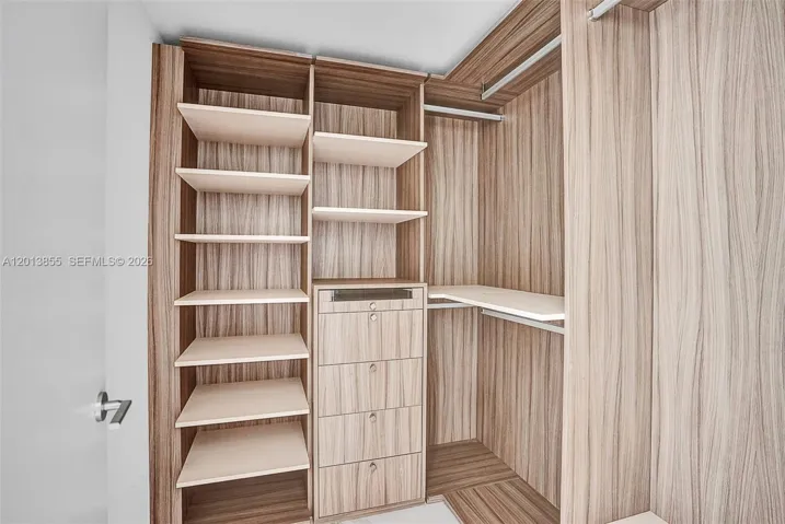 SPACIOUS CLOSET