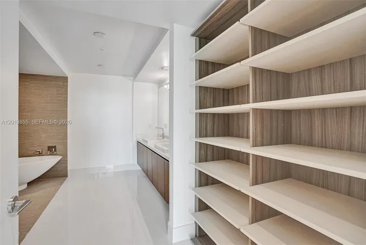 SPACIOUS CLOSET