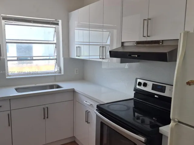 in law unit with 2nd FPL meter , brand new kitchen cabinets and back splash