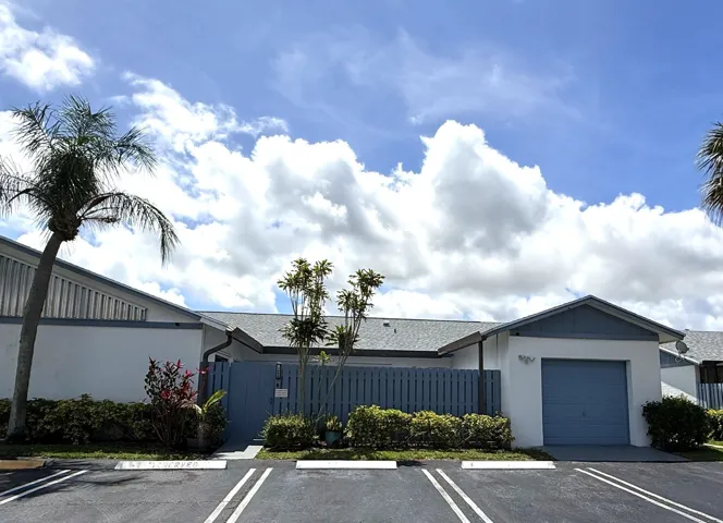 3/2 plus Garage and Large Courtyard Patio