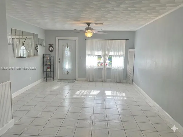 Living Room_tenant occupied_personal items removed by AI