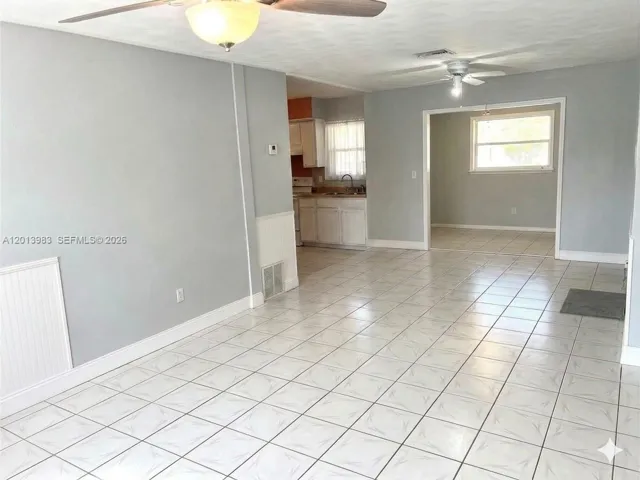 Living Room_tenant occupied_personal items removed by AI