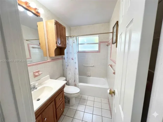 Bathroom_tenant occupied_personal items removed by AI