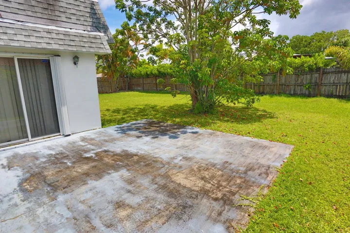 033-011-Exterior Patio-1500x1000