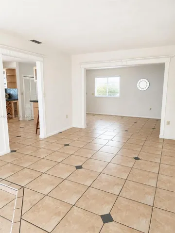 Breakfast/Dining Area
