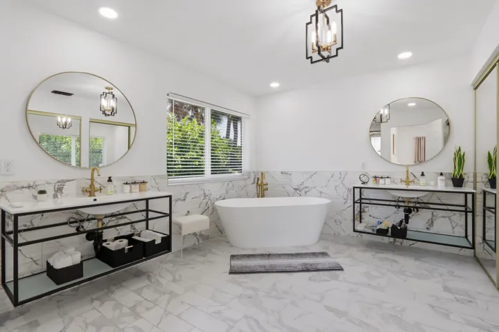032-020-Primary Bath-4200x2800