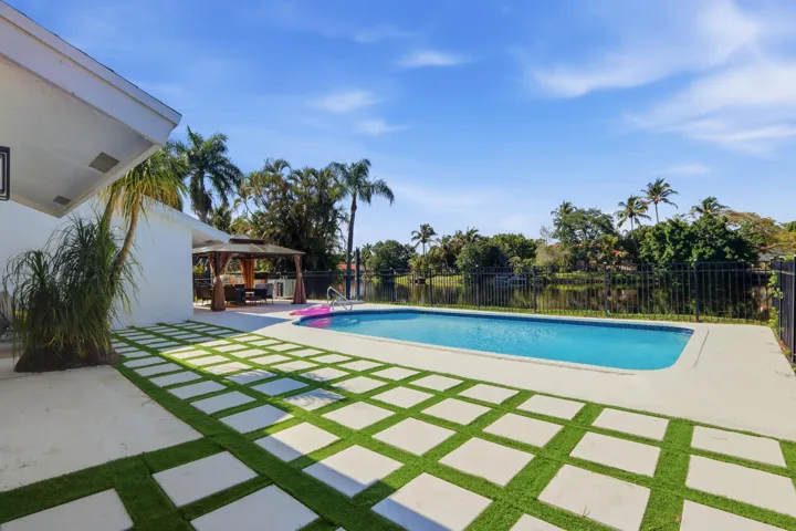 048-017-Pool Area-4200x2800