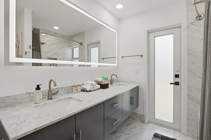 040-063-Bathroom-4200x2800