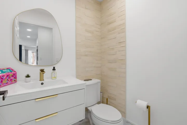 043-043-Half Bath-4200x2800