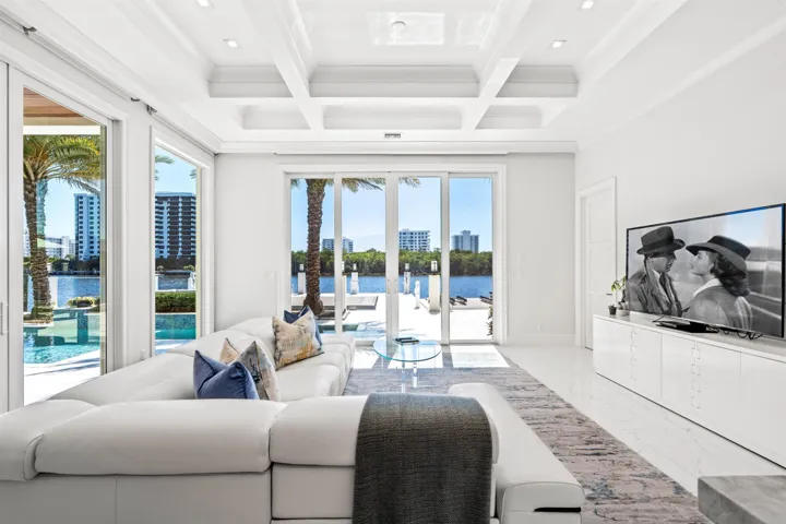 FAMILY_ROOM_STRAIGHT