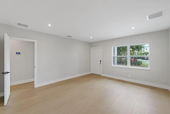 275 Northeast 16th St - 24.jpg-SMALL