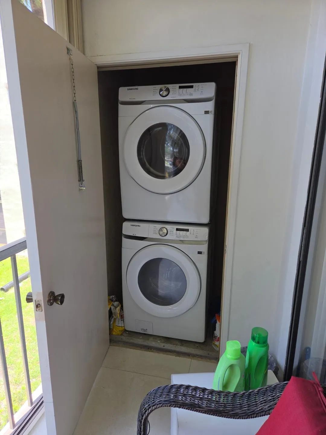 5310 LAS VERDES 220 WASHER AND DRYER