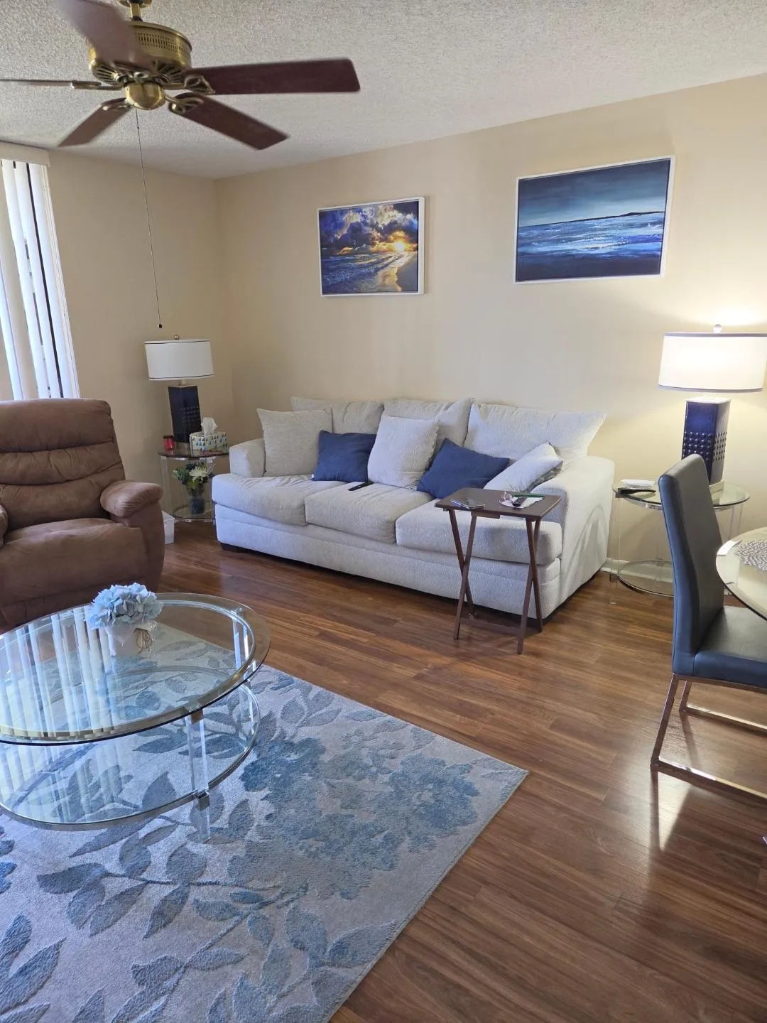 5310 LAS VERDES 220 LIVINGROOM 1