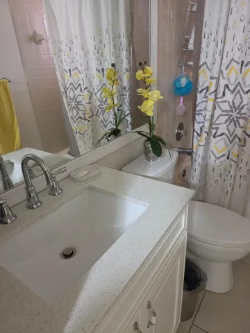 5310 LAS VERDES 220 BATHROOM 1