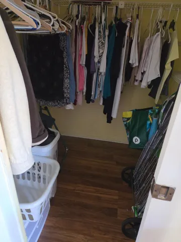 5310 LAS VERDES 220 WALK IN CLOSET