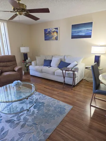 5310 LAS VERDES 220 LIVINGROOM 1