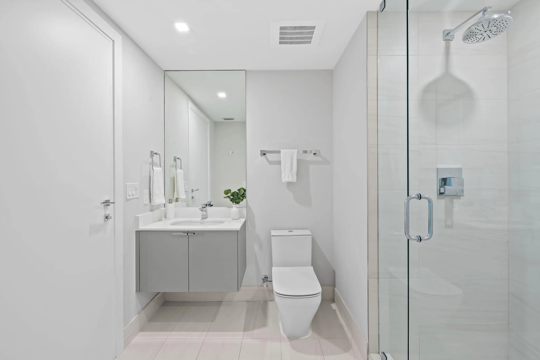 En-suite bathroom #2