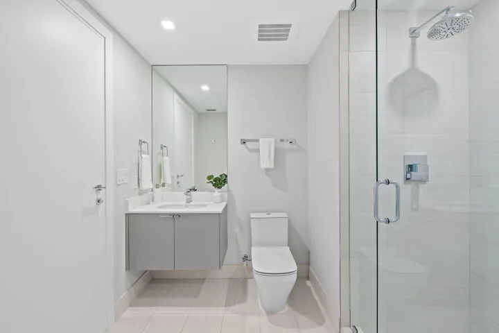 En-suite bathroom #2