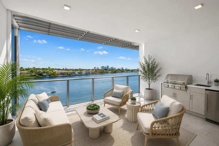 Located on the widest part of the Intracoastal across from $30-40M homes, steps away to the Beach.Public