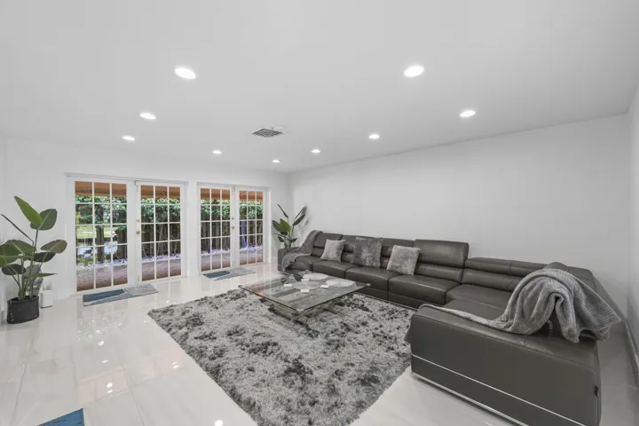 3531 Northeast 30th Ave - 9.jpg-FULL