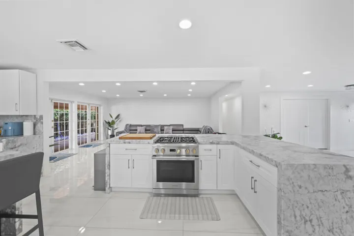 3531 Northeast 30th Ave - 19.jpg-FULL