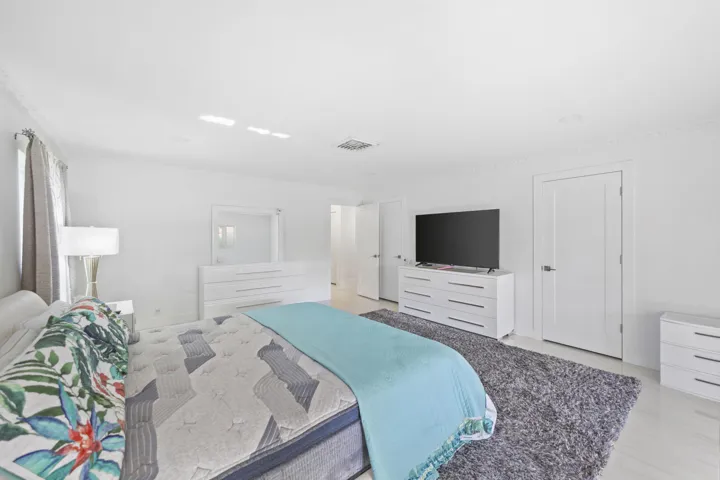 3531 Northeast 30th Ave - 26.jpg-FULL