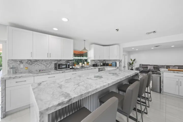 3531 Northeast 30th Ave - 23.jpg-FULL
