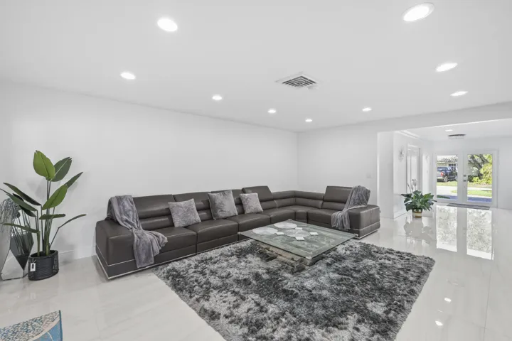 3531 Northeast 30th Ave - 10.jpg-FULL