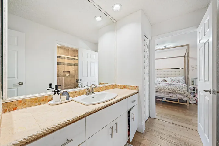 10101 Oak Bark Ln-16