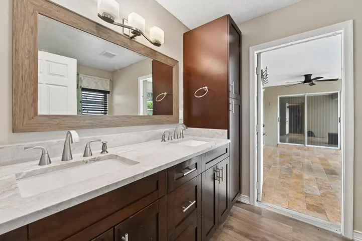 27 Bathroom 02