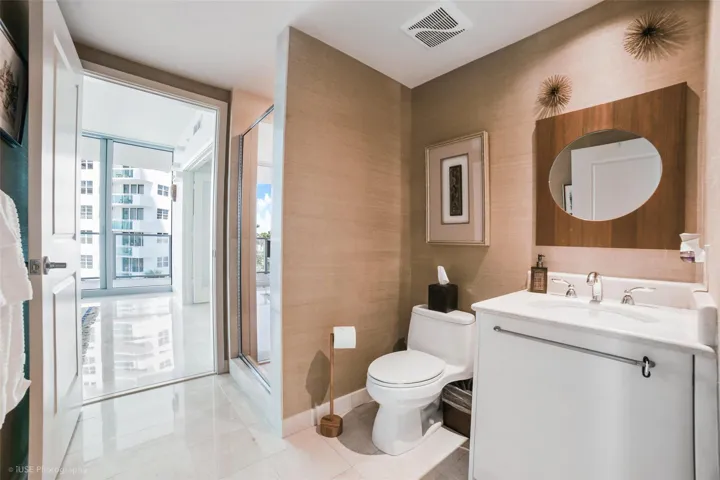 Guest bathroom w/shower