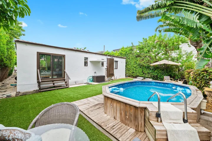 11-web-or-mls-2183-bay-dr