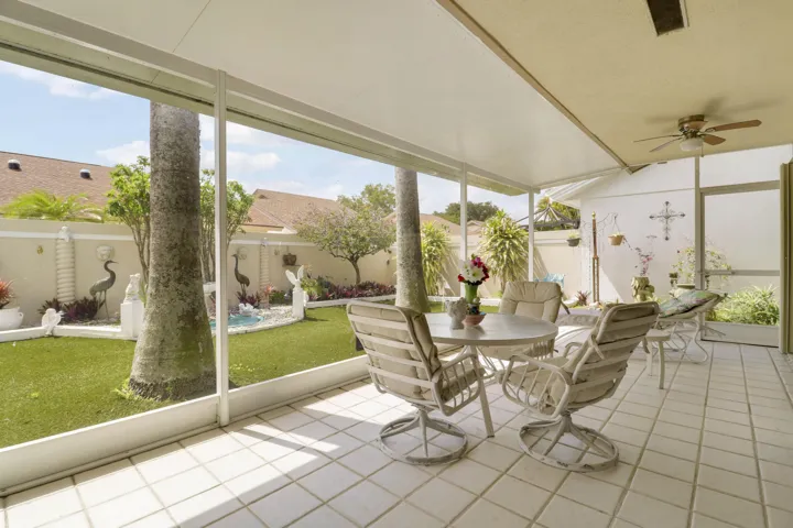Beautiful Large Screened Patio