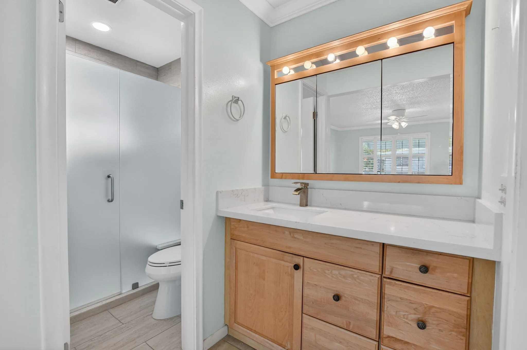 Primary Bath w/light decor accents + step in shower