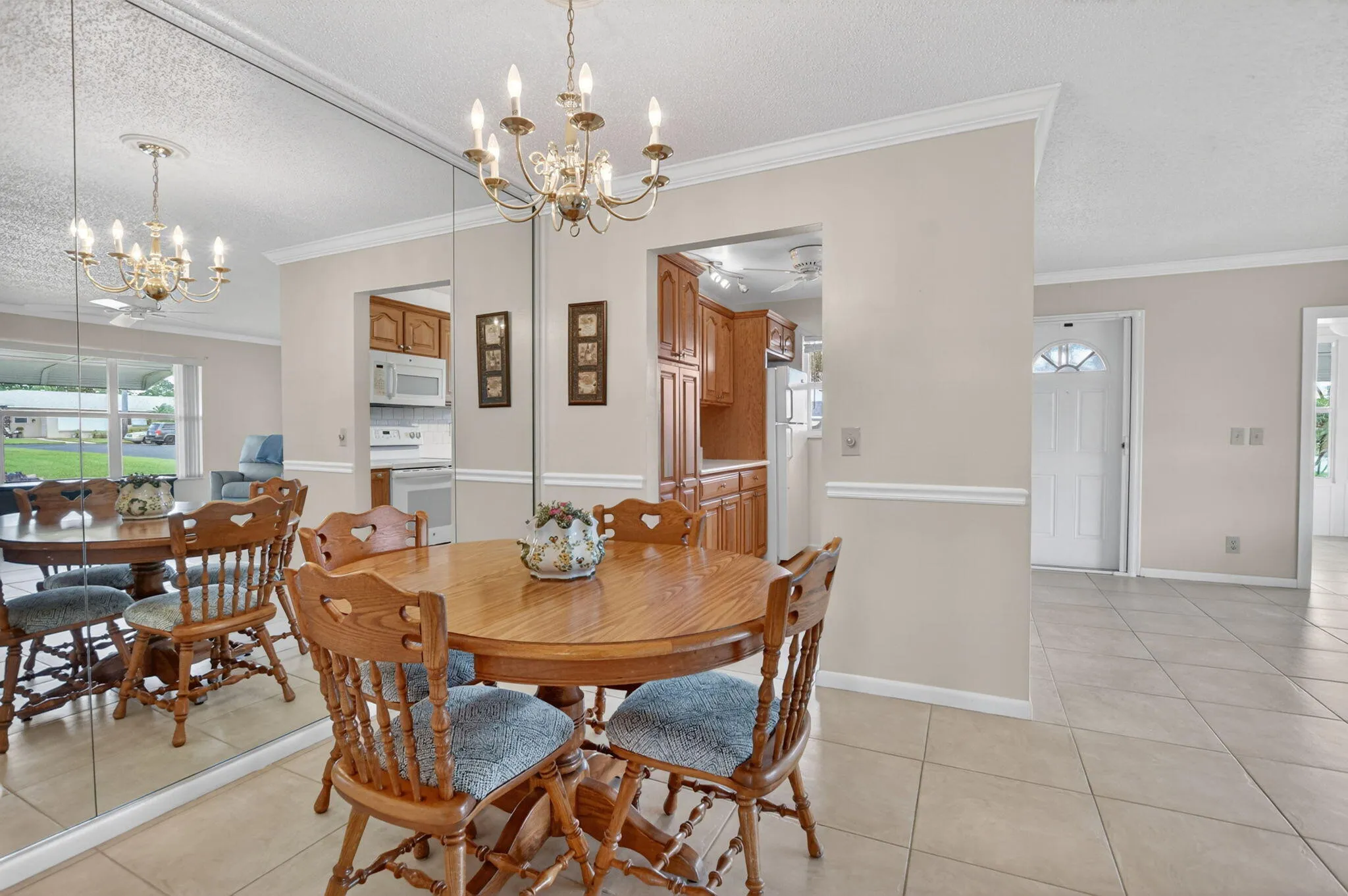 Spacious Dining -next to kitchen.