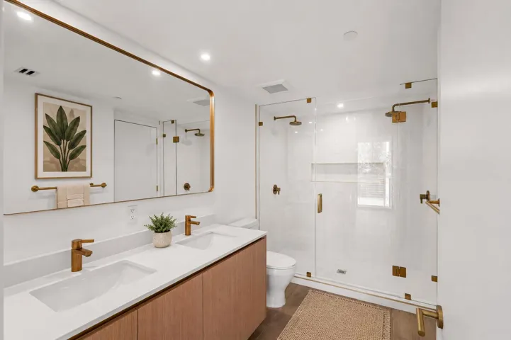 bathroom:angle
