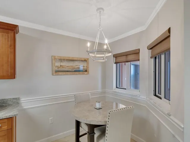 Breakfast Nook, enjoy your moring coffee and sunrise over the ocean