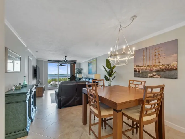 Breakfast Nook, enjoy your moring coffee and sunrise over the ocean