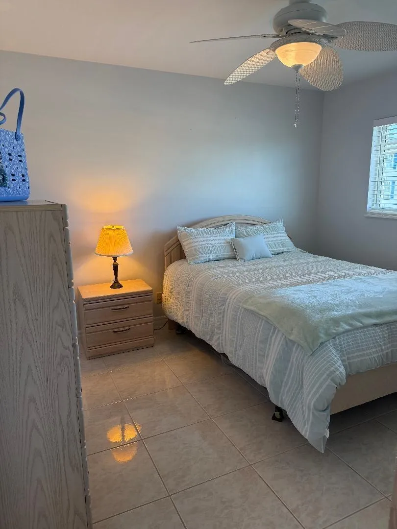 2nd Bedroom w Queen Bed