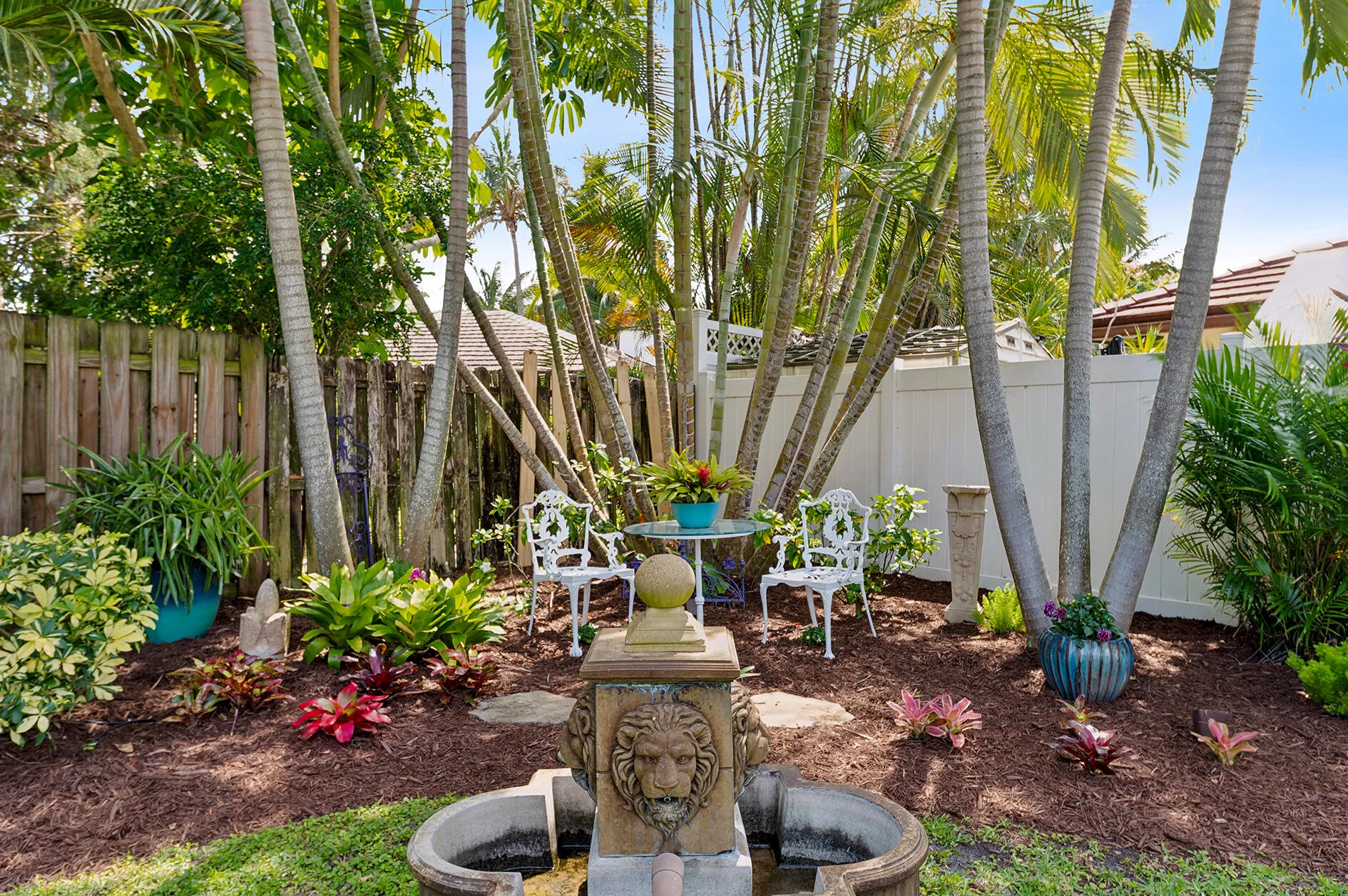 Spacious Fenced Side Lawn