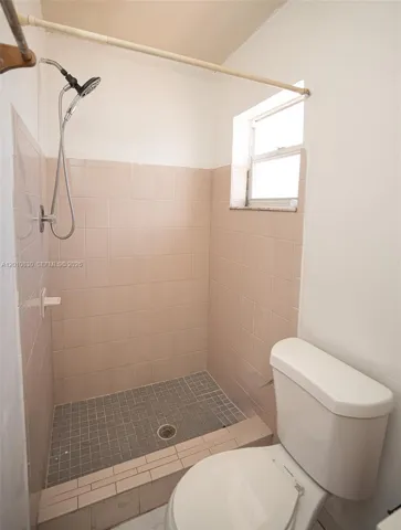 1/1 PRIVATE LIVING SUITE (BATHROOM)