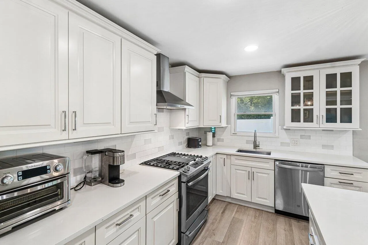 Spacious Kitchen with gas burner