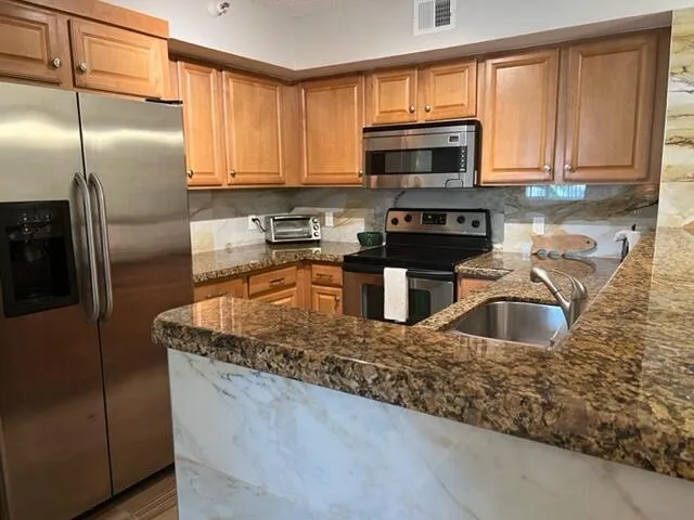 KITCHEN WITH STAINLESS STEEL APPLIANCES
