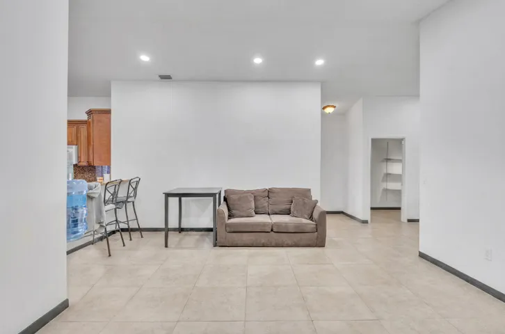 09-family-room