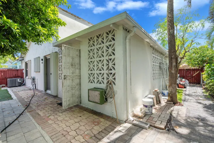 37-exterior-side-entry