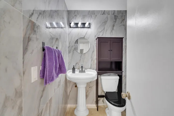 25-guest-bathroom