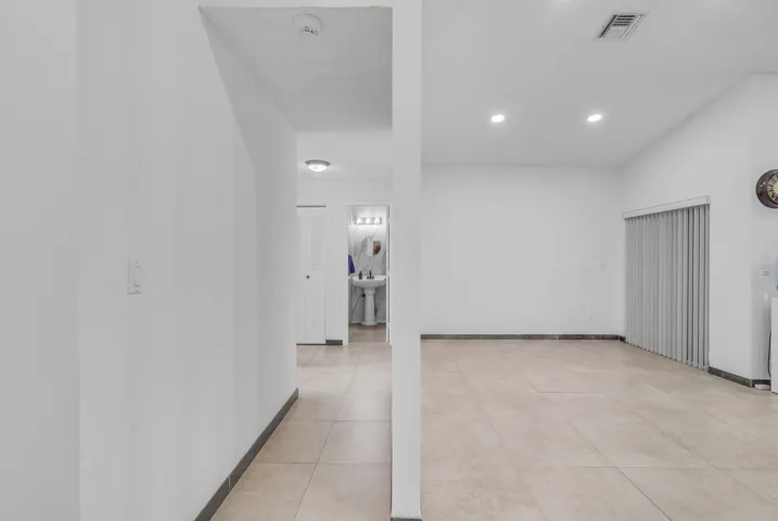 05-hallway-to-guest-bath