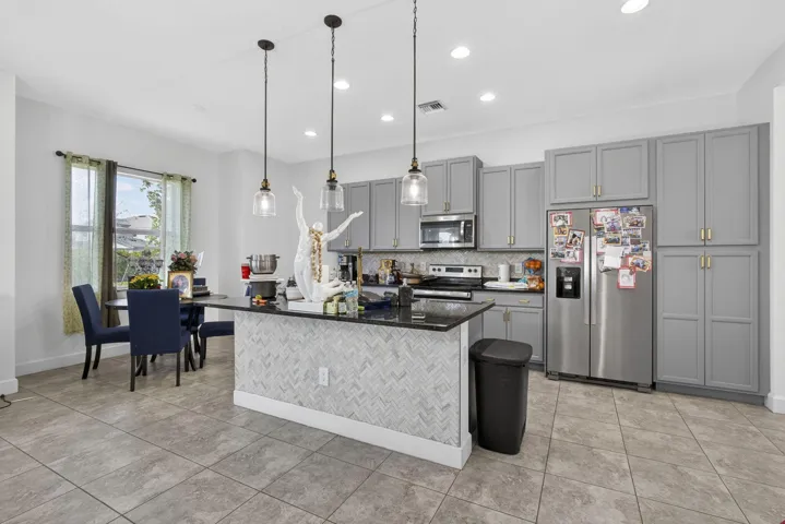 Kitchen and breakfast area