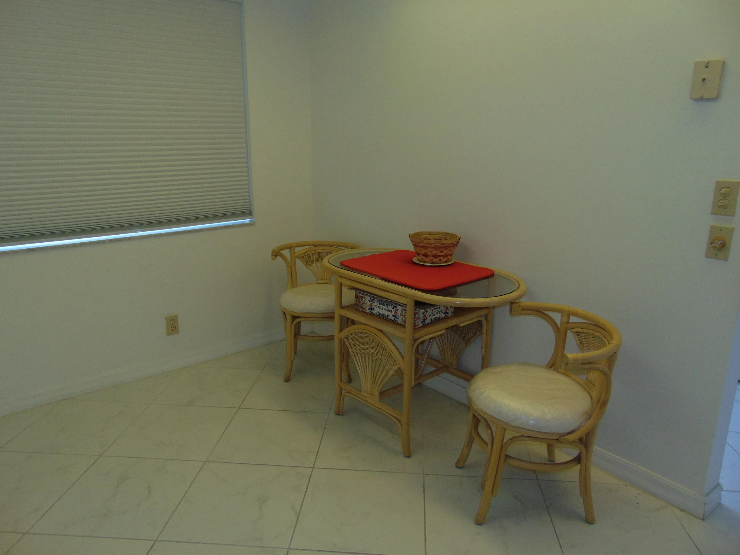 EAT IN KITCHEN