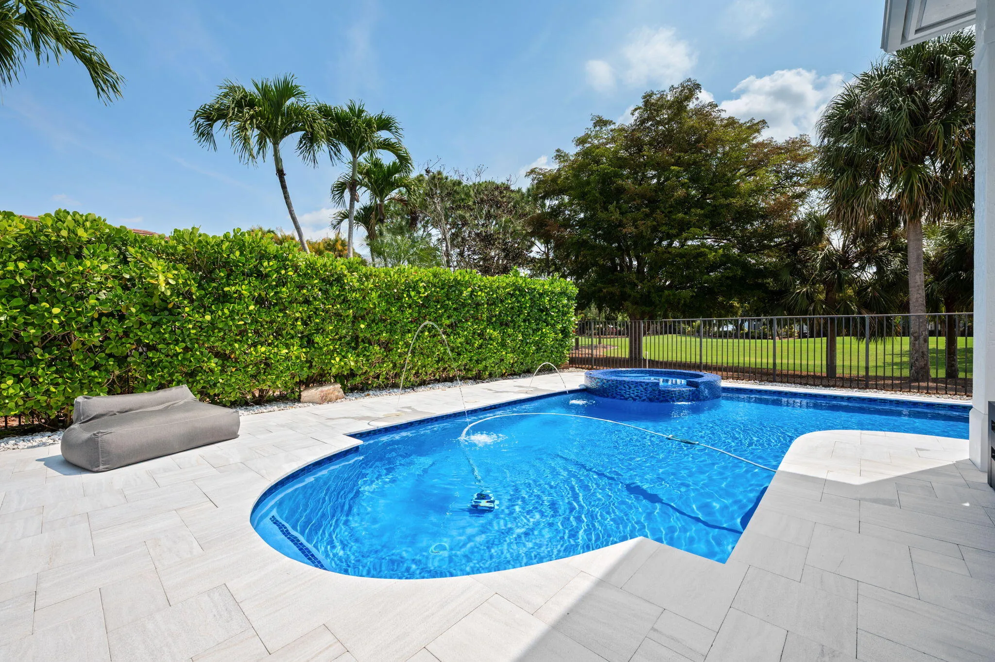 39-web-or-mls-16014-laurel-creek-dr